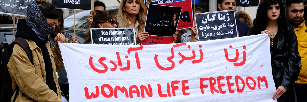 يشارك المتظاهرون خلال مظاهرة أمام السفارة الإيرانية في بروكسل، بلجيكا، في 23 سبتمبر/أيلول 2022، بعد وفاة مهسا أميني.